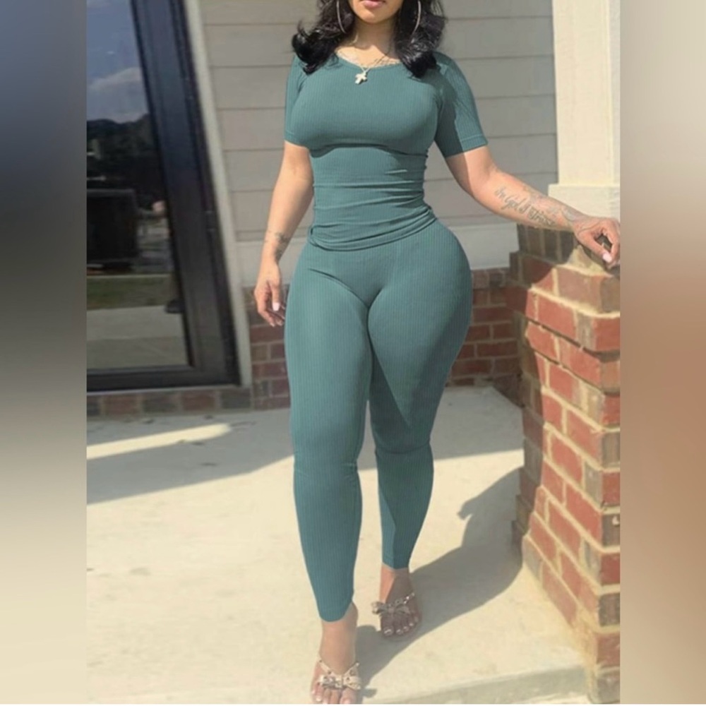 Green Leggings with Fitted Design and Scoop Neckline